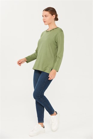 20707Kadın Sıfır Yaka Uzun Kol Yakası İşlemeli Penye Bluz Yeşil